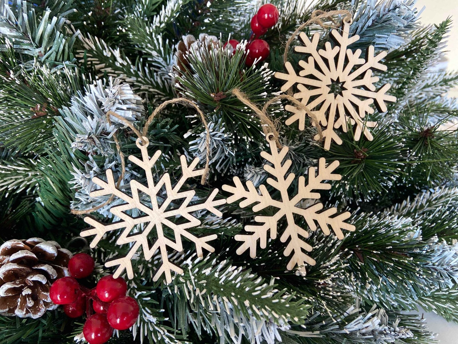 10 Snowflake Christmas Tree Ornaments Secondary image